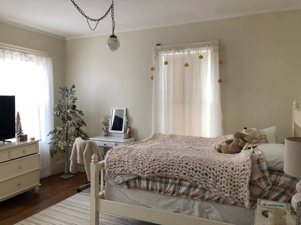 Sunny, Spacious Room. Triple window