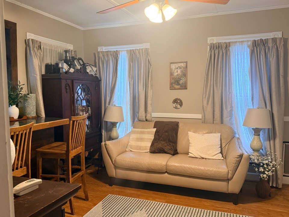 Sunny, Spacious Room. Triple window
