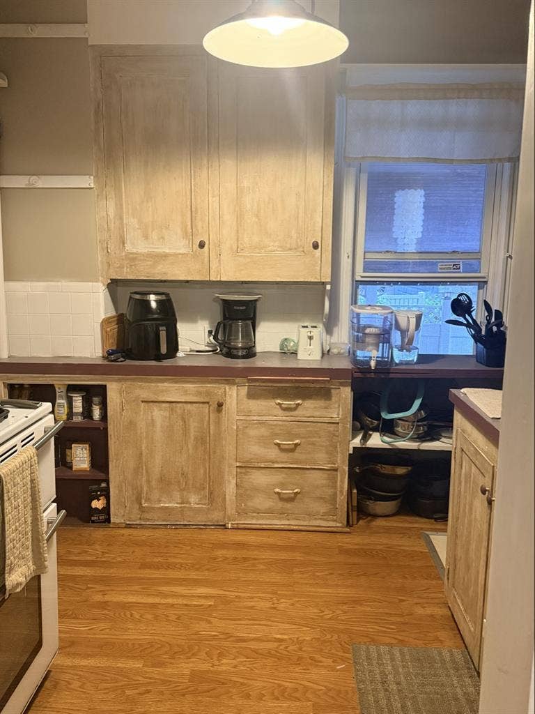 Sunny, Spacious Room. Triple window