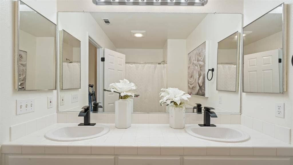 Room in 4 bed house gated community