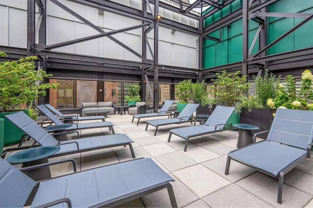 Large Room luxury building FiDi