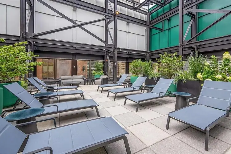 Large Room luxury building FiDi