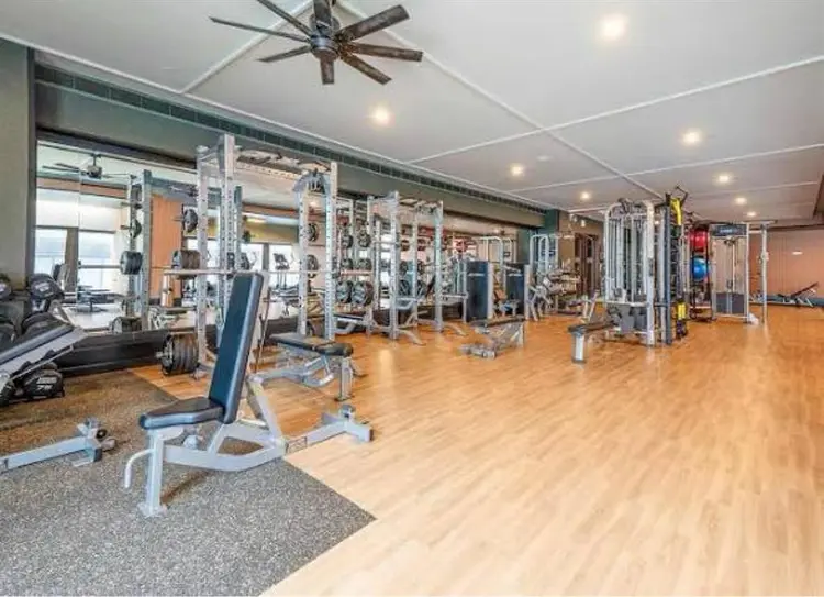 Large Room luxury building FiDi