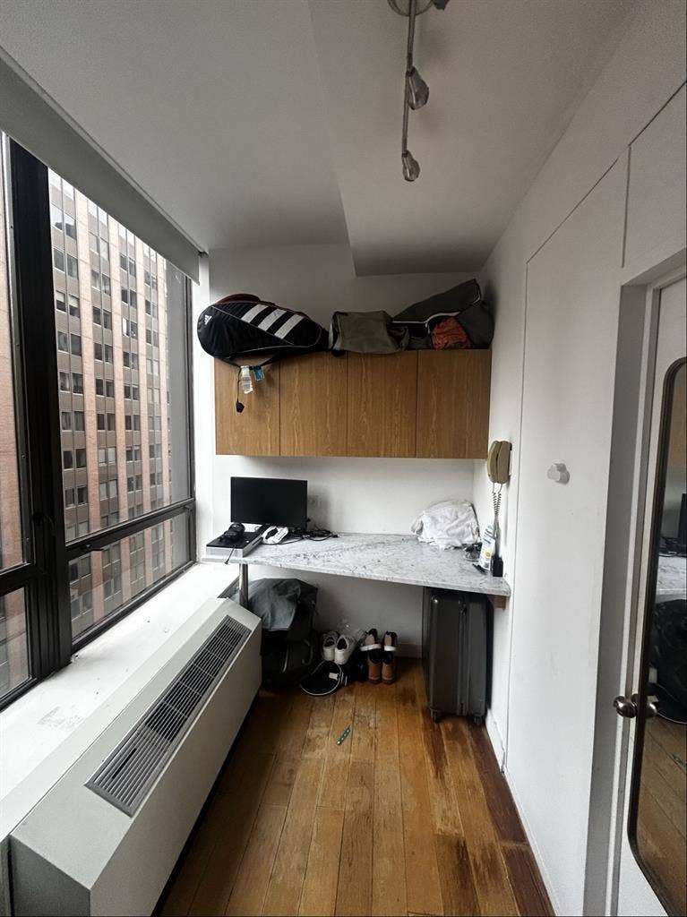 Large Room luxury building FiDi