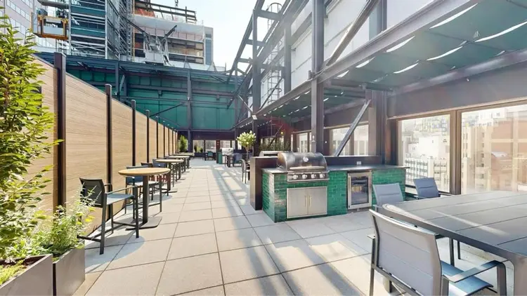 Large Room luxury building FiDi