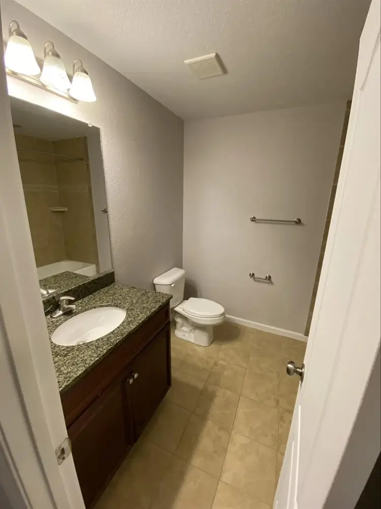 Room w/ shared bathroom Utl Inc.