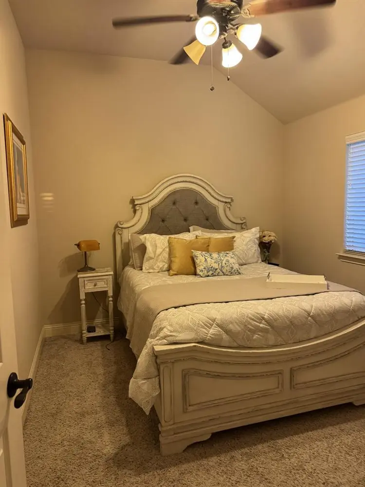 Lovely room and office w/ garage