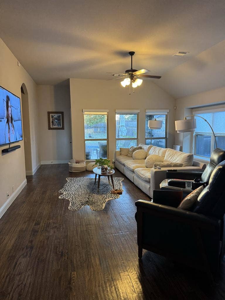 Lovely room and office w/ garage