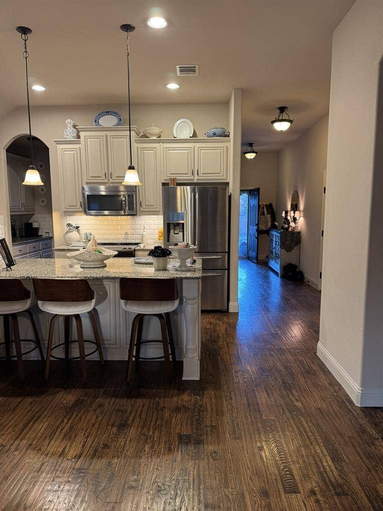 Lovely room and office w/ garage