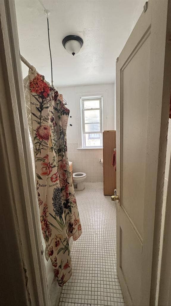 Bedroom for rent in Female apt