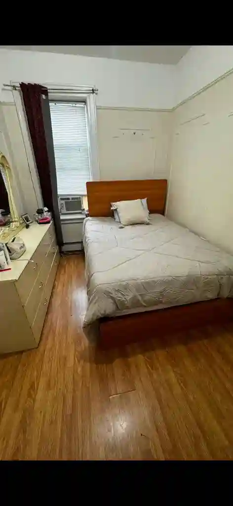 Bedroom for rent in Female apt