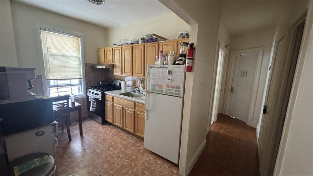 Bedroom for rent in Female apt