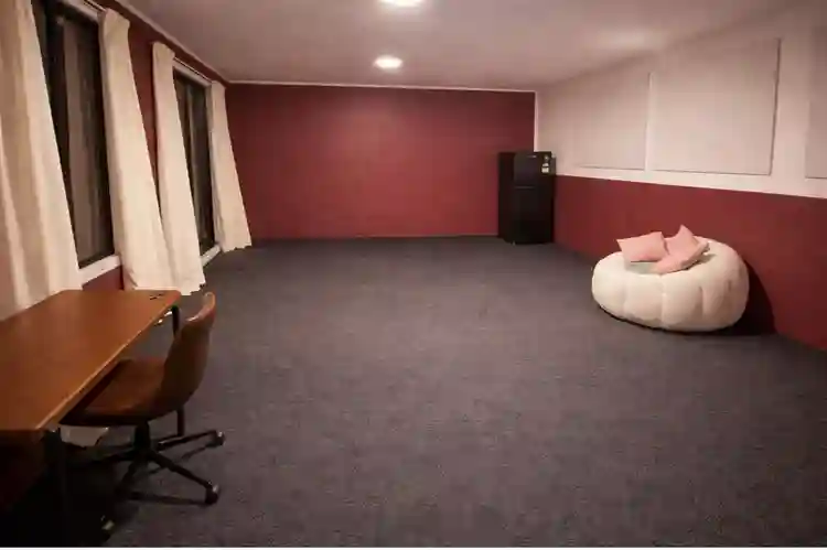 Huge 35m2 Room – Private Entrance