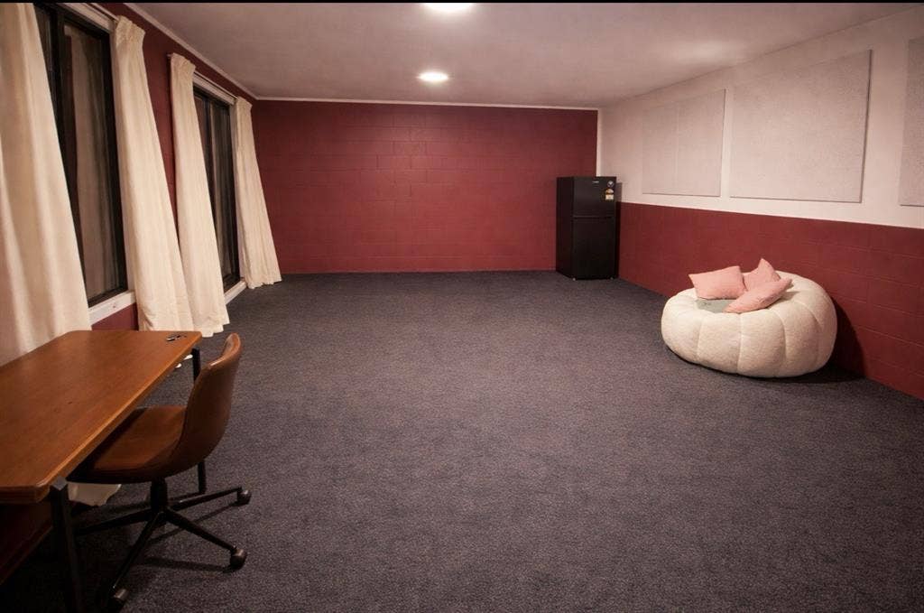 Huge 35m2 Room – Private Entrance