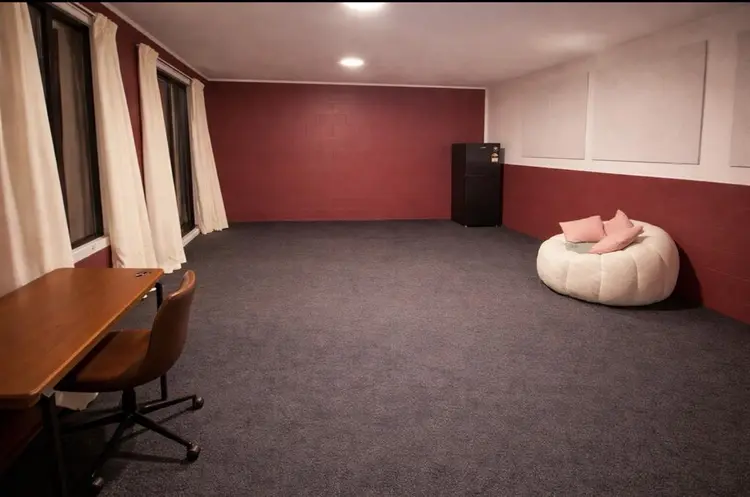 Huge 35m2 Room – Private Entrance