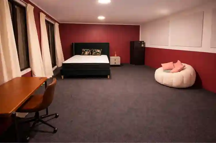 Huge 35m2 Room – Private Entrance