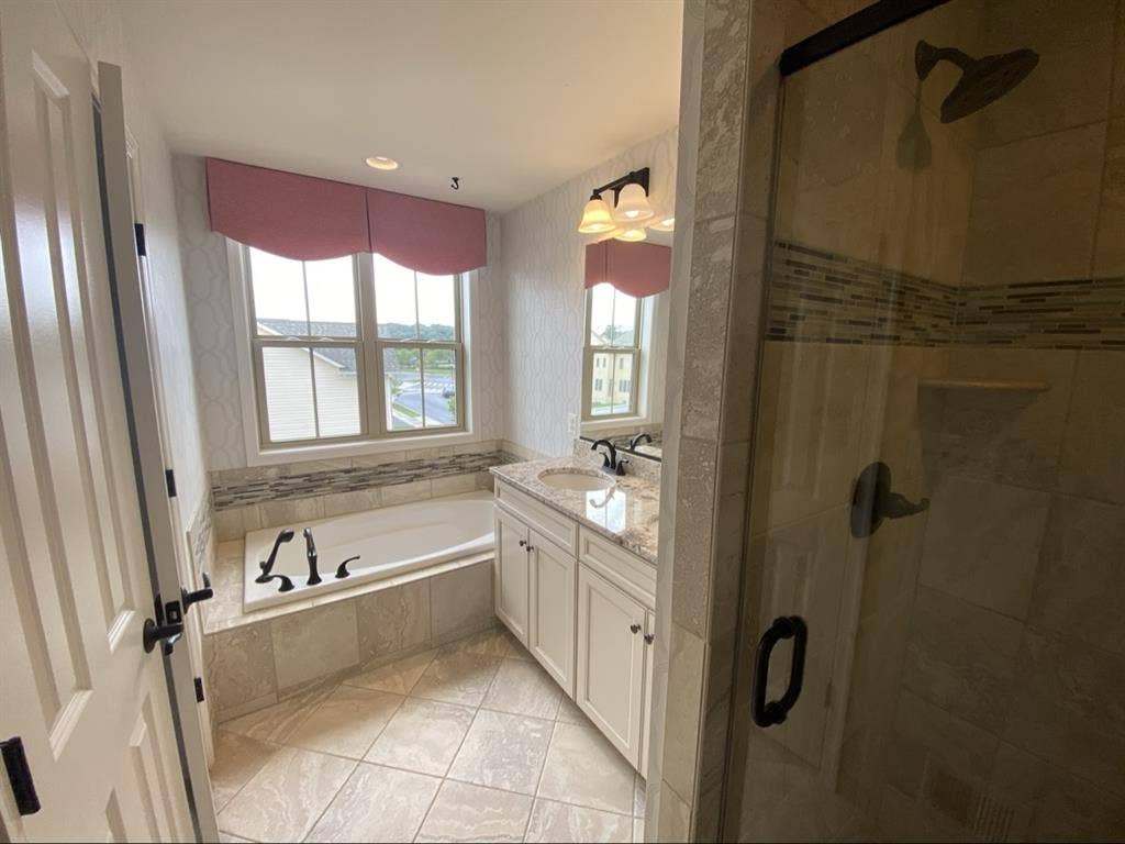 Main bedroom w/ br and closet