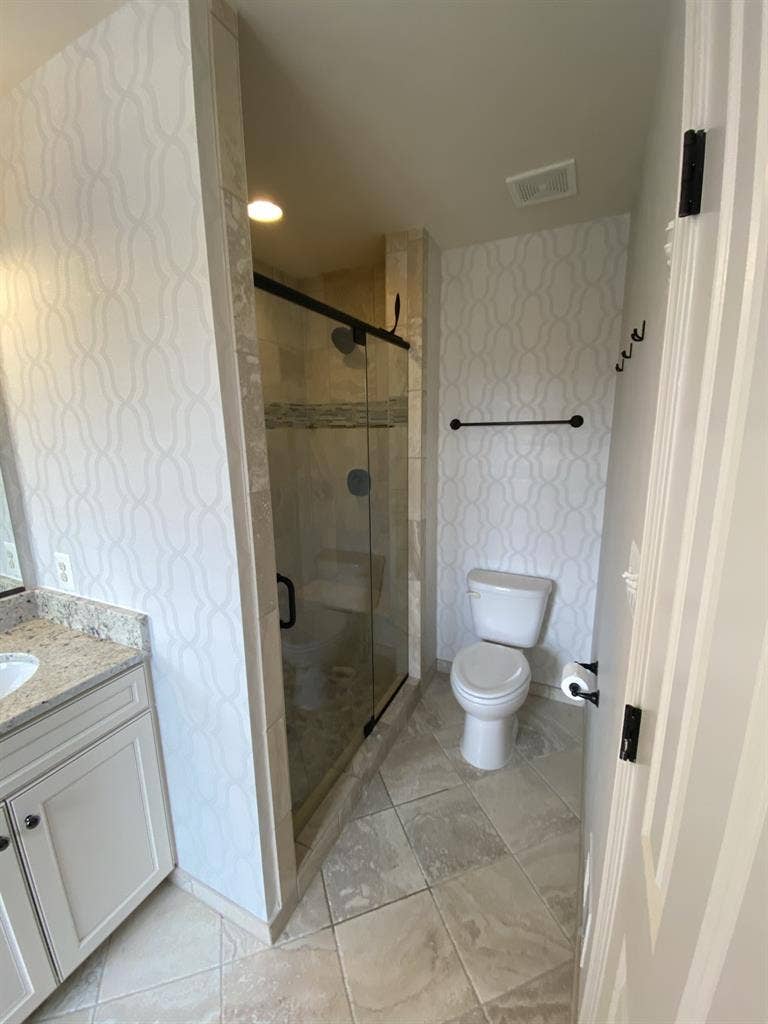 Main bedroom w/ br and closet