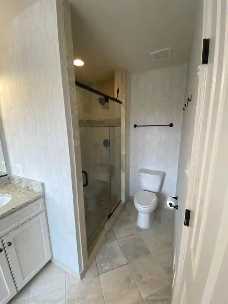 Main bedroom w/ br and closet