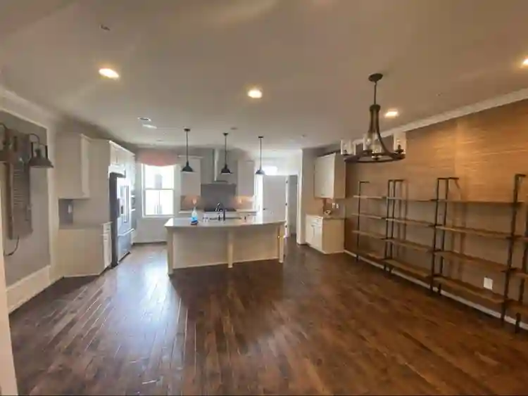 Main bedroom w/ br and closet