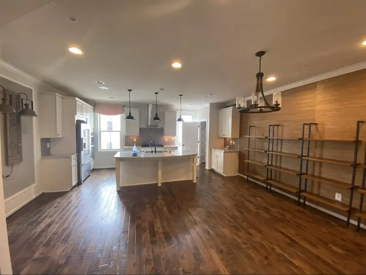 Main bedroom w/ br and closet