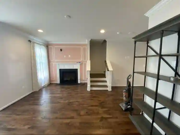 Main bedroom w/ br and closet