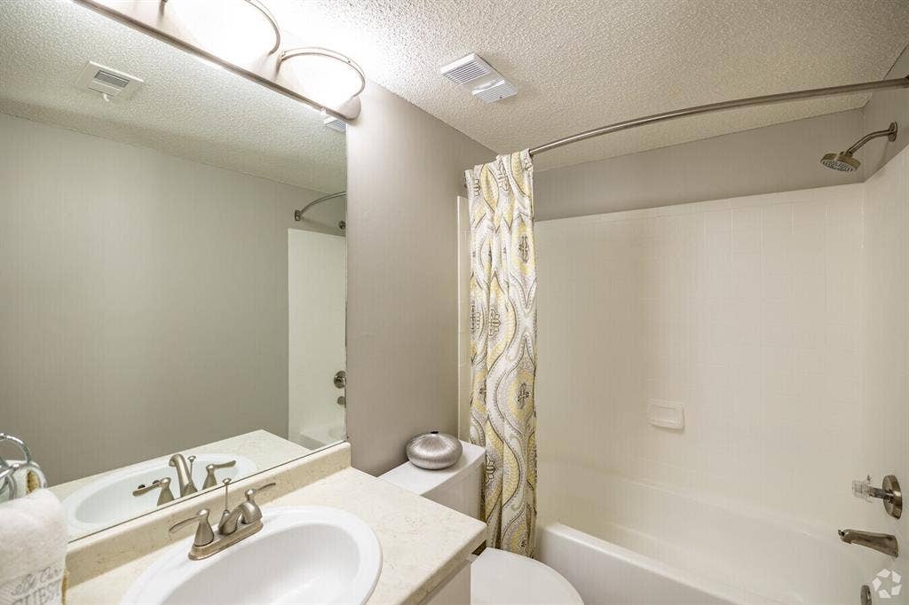 2B/2B Apartment Lease Take Over!!