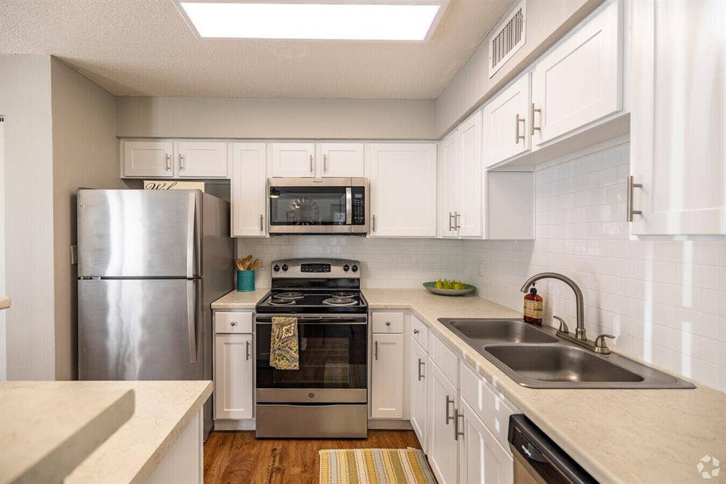 2B/2B Apartment Lease Take Over!!