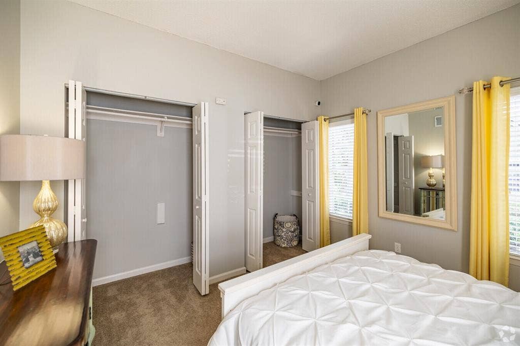 2B/2B Apartment Lease Take Over!!