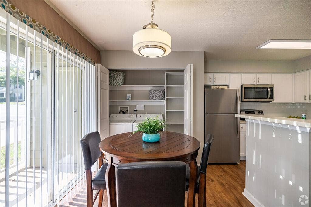 2B/2B Apartment Lease Take Over!!