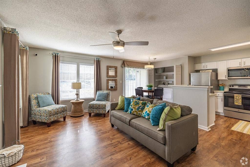 2B/2B Apartment Lease Take Over!!