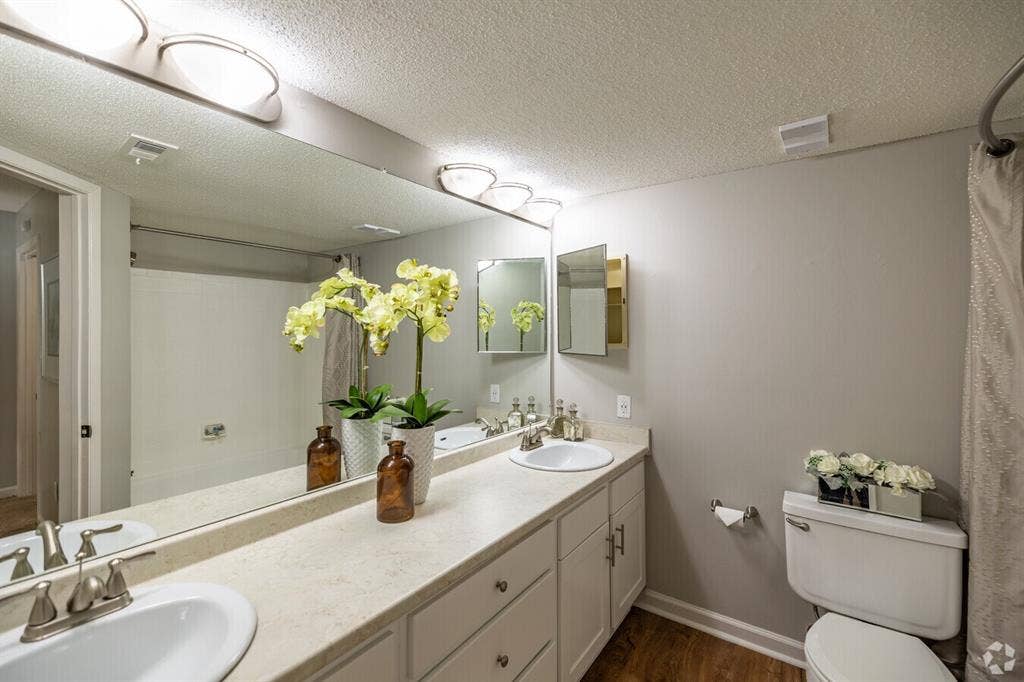 2B/2B Apartment Lease Take Over!!