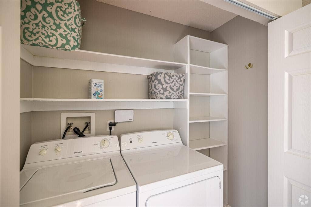 2B/2B Apartment Lease Take Over!!