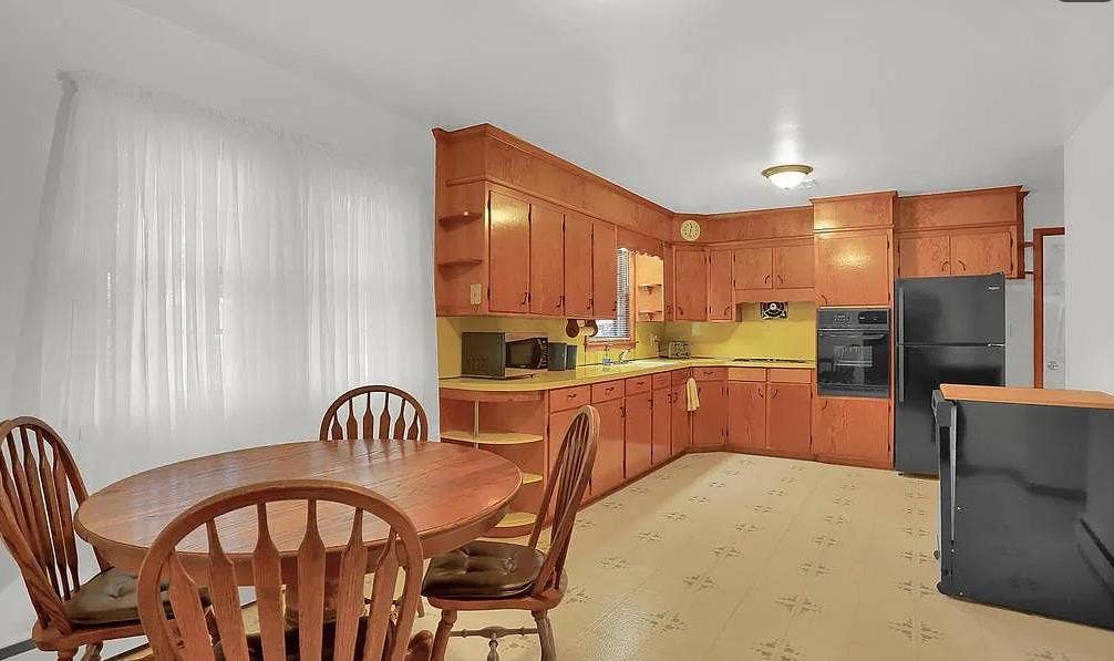 3 Bed 2 Baths & 2 car garage!