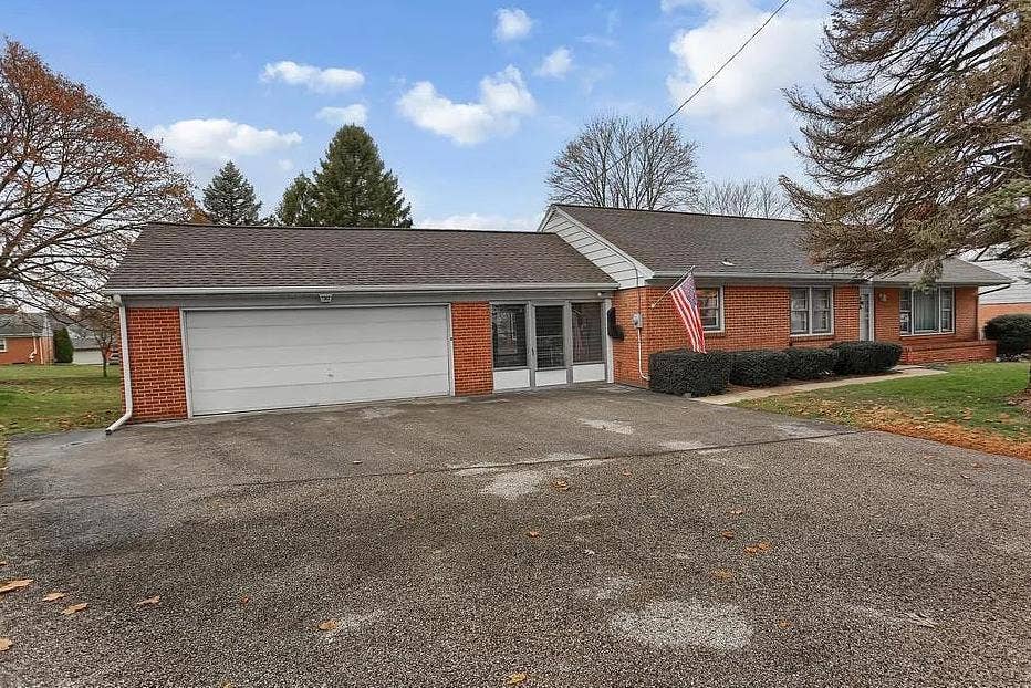 3 Bed 2 Baths & 2 car garage!