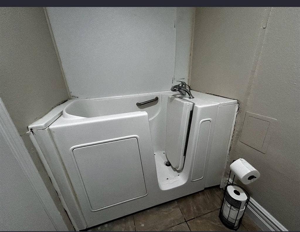Unfurnished room for rent in Hemet