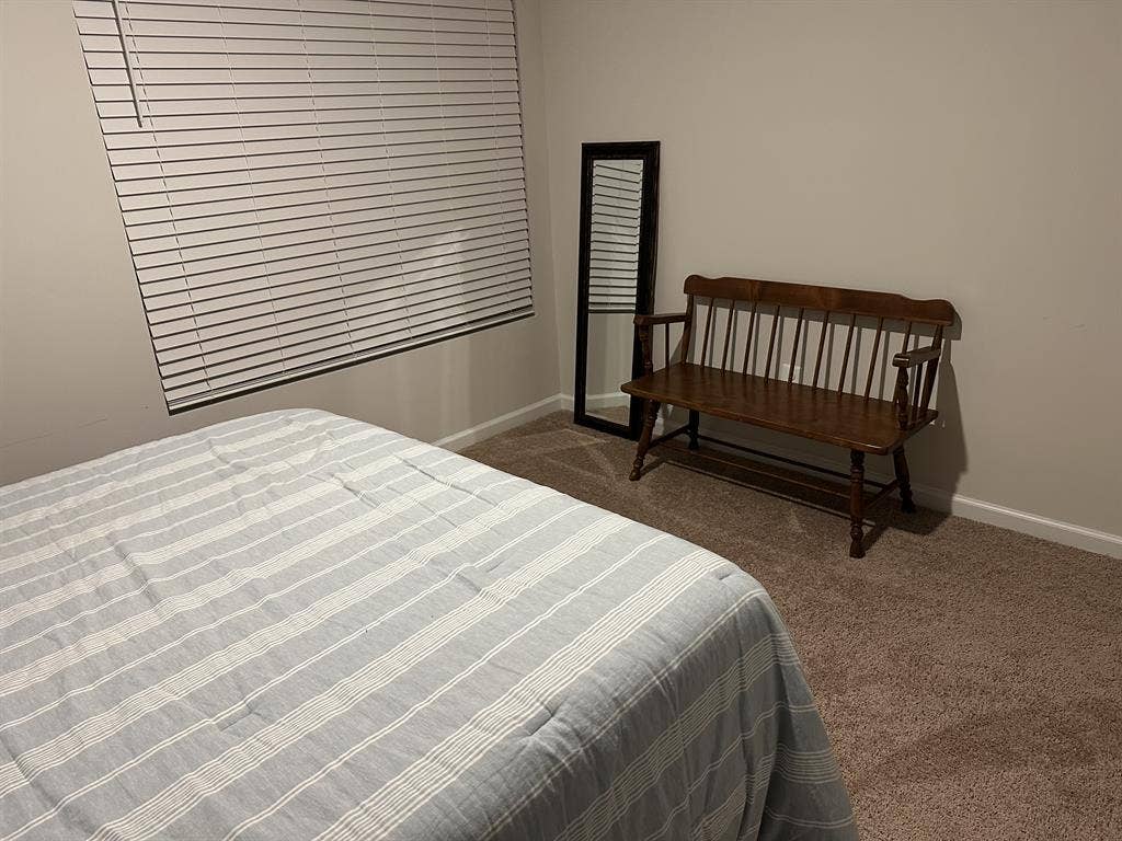 New Listing/Clean, Quiet, Private