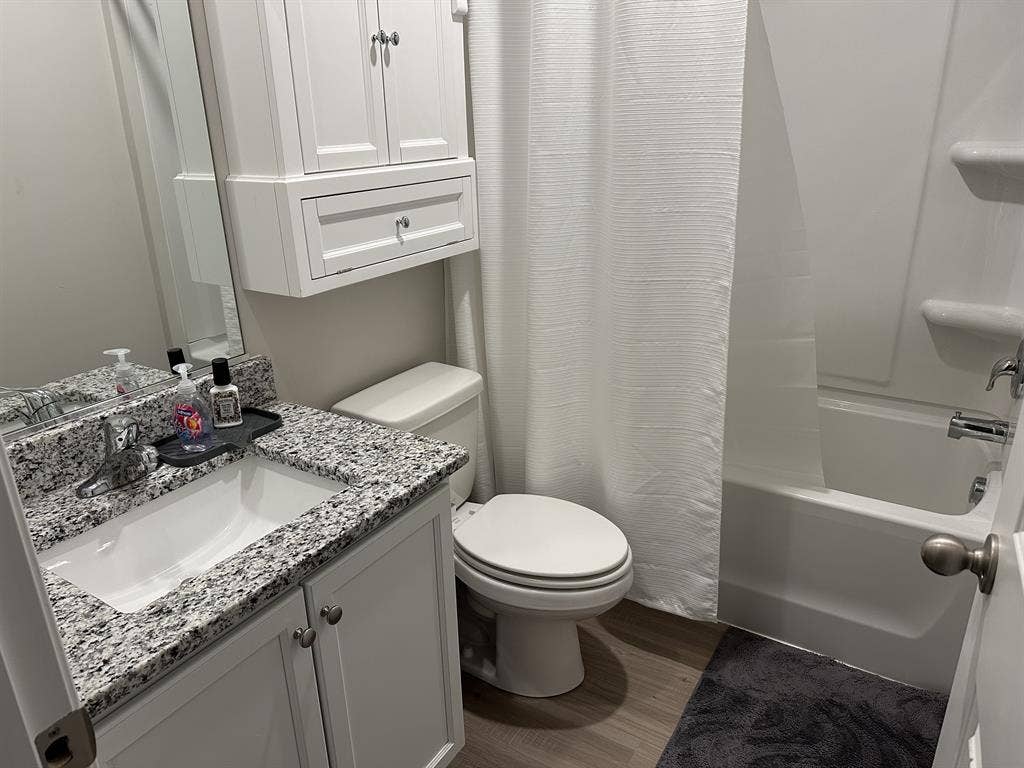 New Listing/Clean, Quiet, Private
