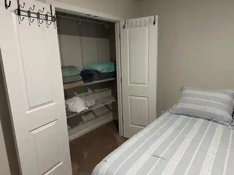 New Listing/Clean, Quiet, Private