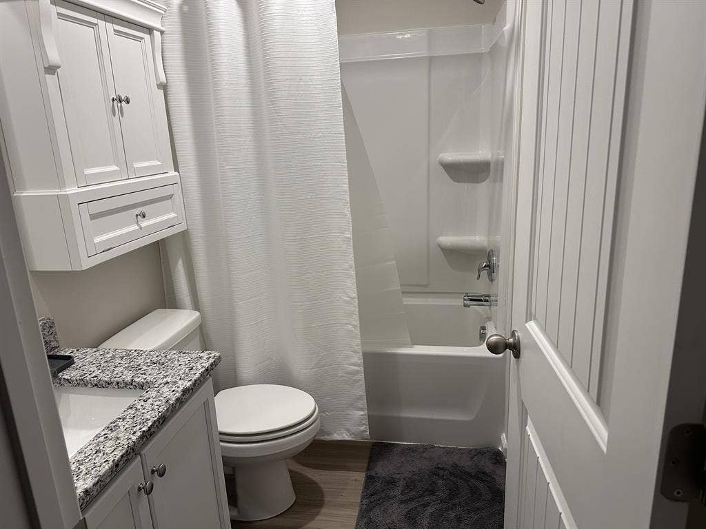 New Listing/Clean, Quiet, Private