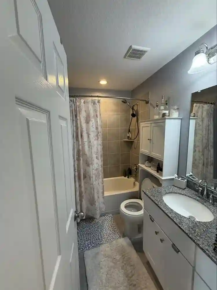 LOOKING FOR FEMALE ROOMMATE