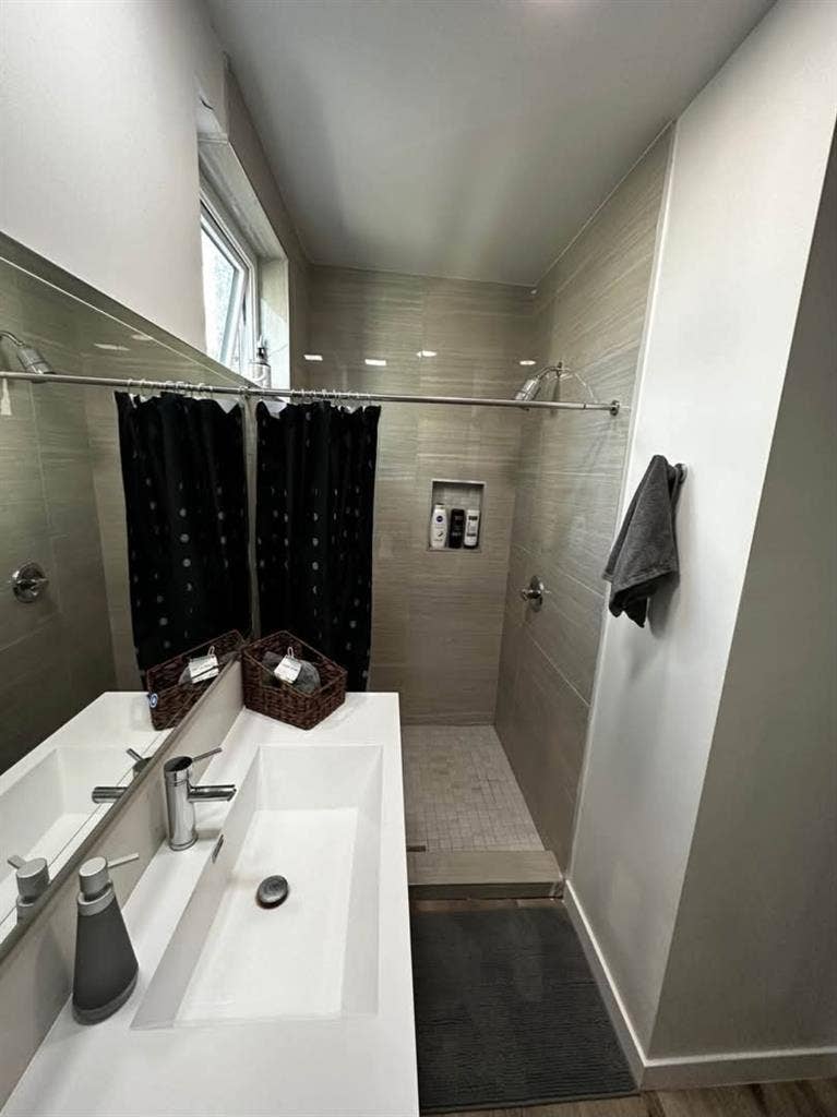 ROOM WITH ATTACHED BATHROOM/SHOWER