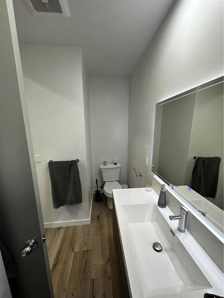 ROOM WITH ATTACHED BATHROOM/SHOWER