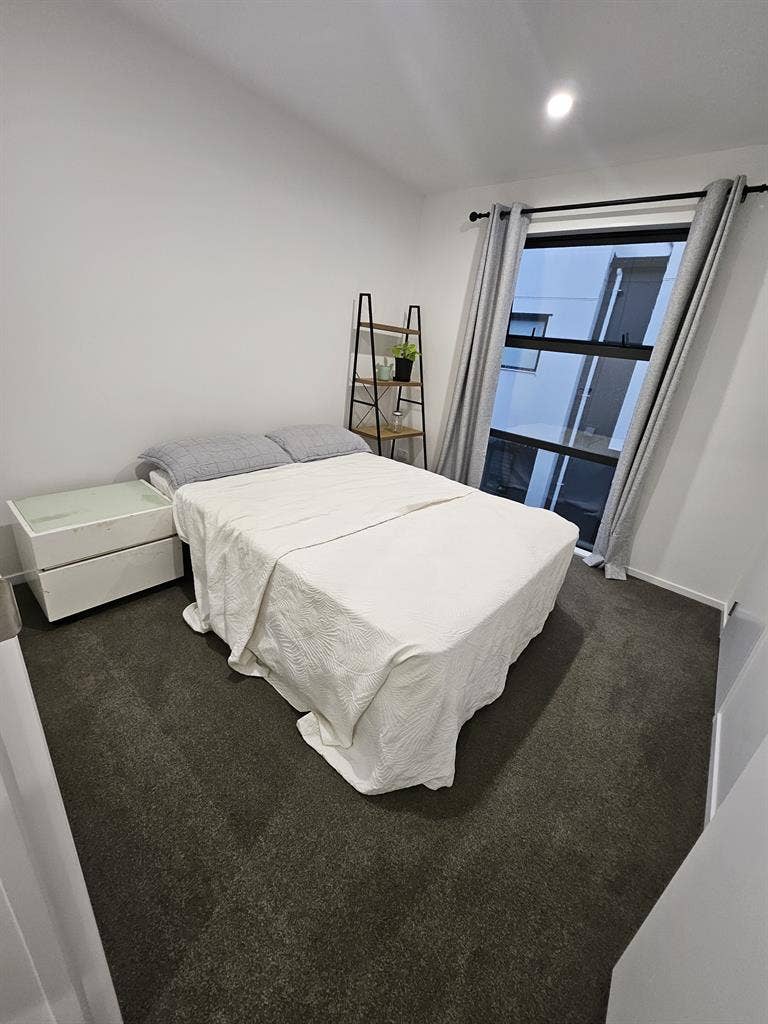 Sunny room furnished room in Hender