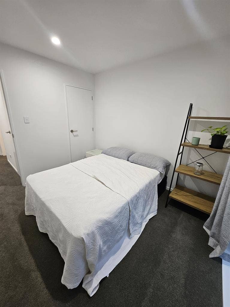 Sunny room furnished room in Hender