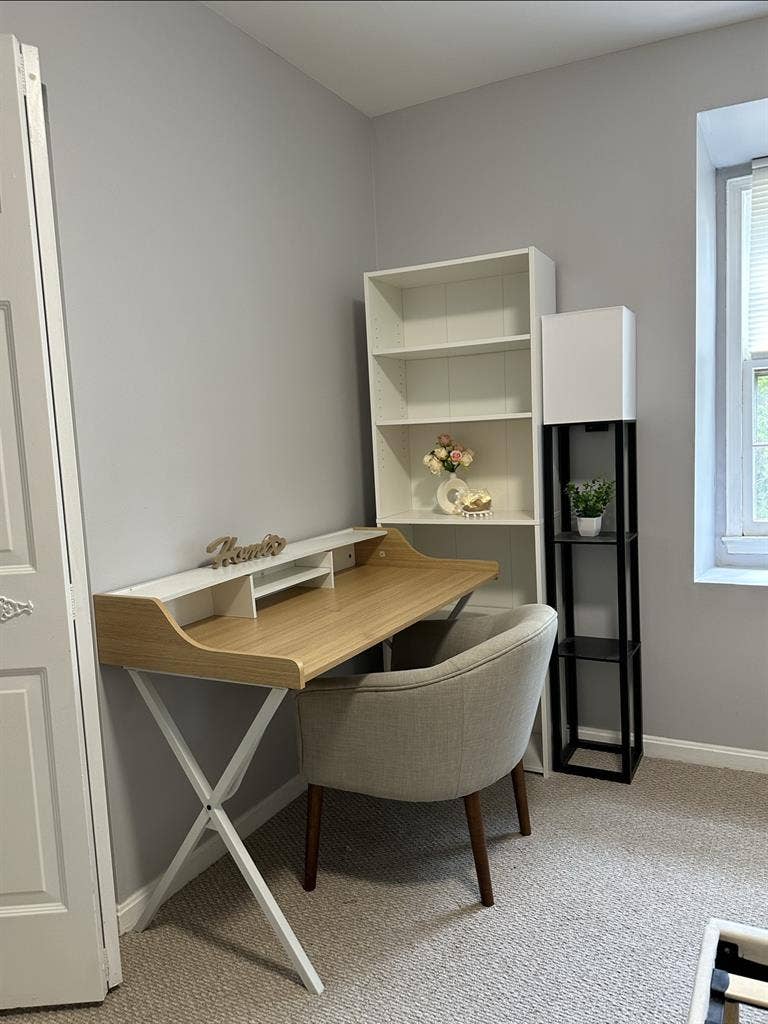 ISO Female roommate