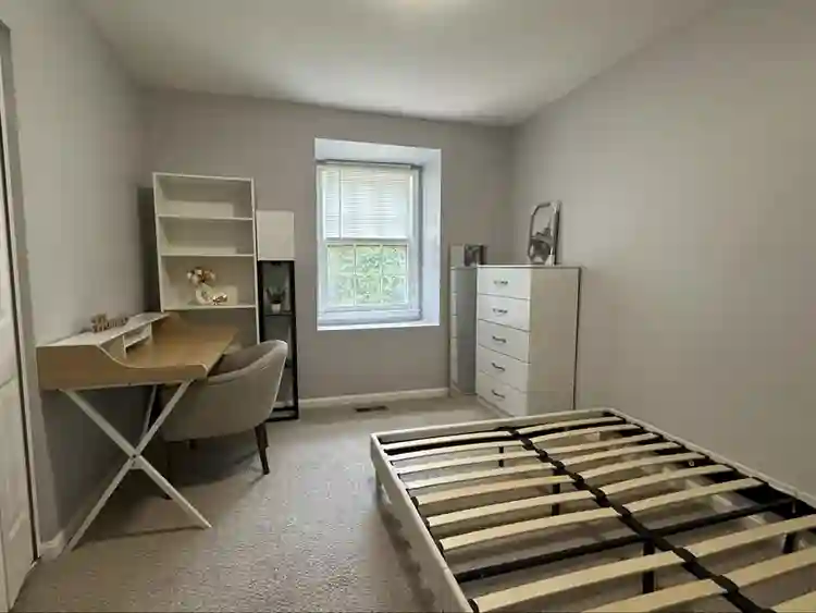 ISO Female roommate