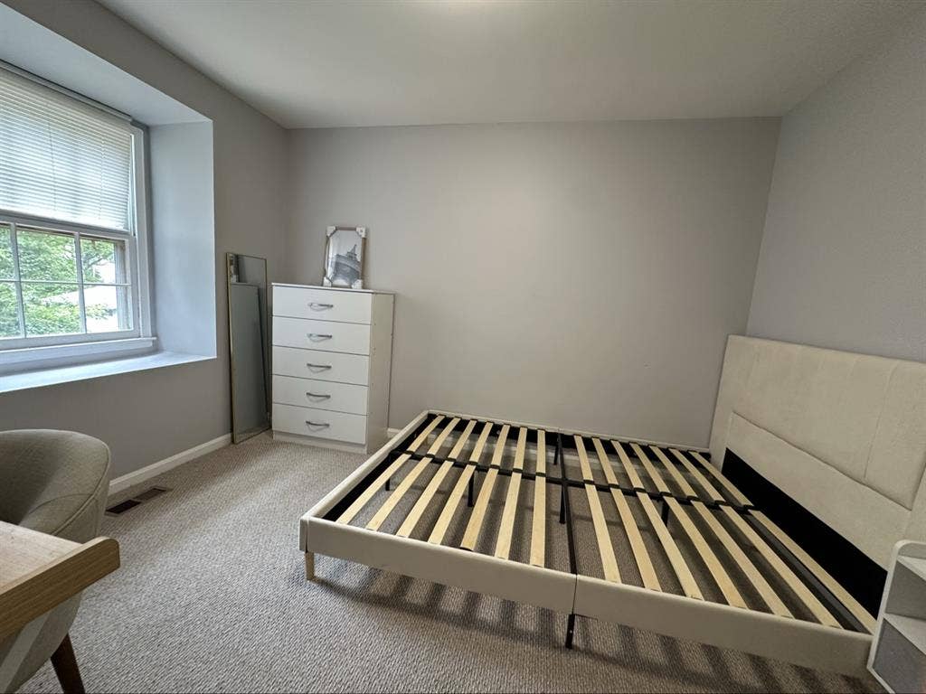 ISO Female roommate