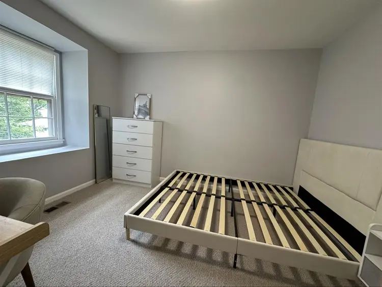 ISO Female roommate