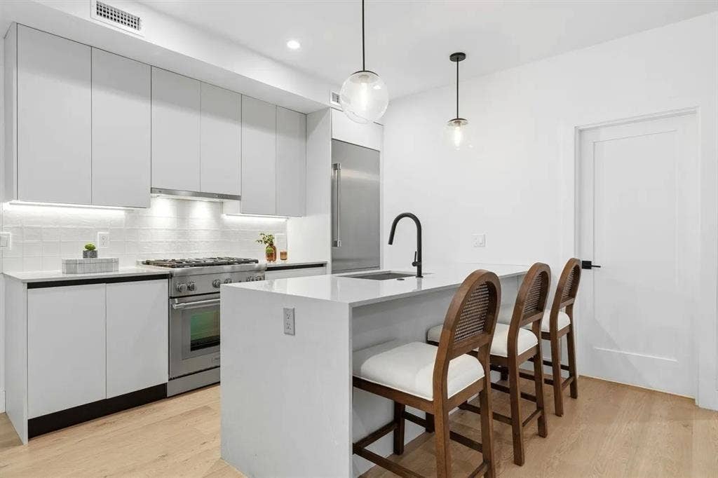 472 W BROADWAY